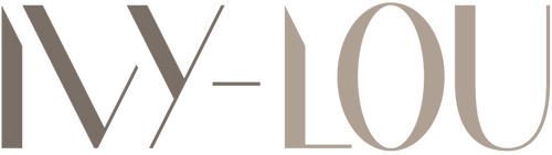 Der stilisierte Schriftzug 'IVY-LOU' in Grossbuchstaben, gestaltet in dezenten Braun- und Beigetönen, mit einem klaren, modernen Layout und einem Bindestrich zwischen IVY und LOU.